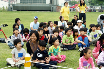 공동육아의 대안교육적 성격을 온전하게 잇는 교육기관이 필요하다고 생각한 이들이 주축이 돼 2004년 9월 성미산학교를 열었다. 사진은 성미산 학교의 야외수업모습. 